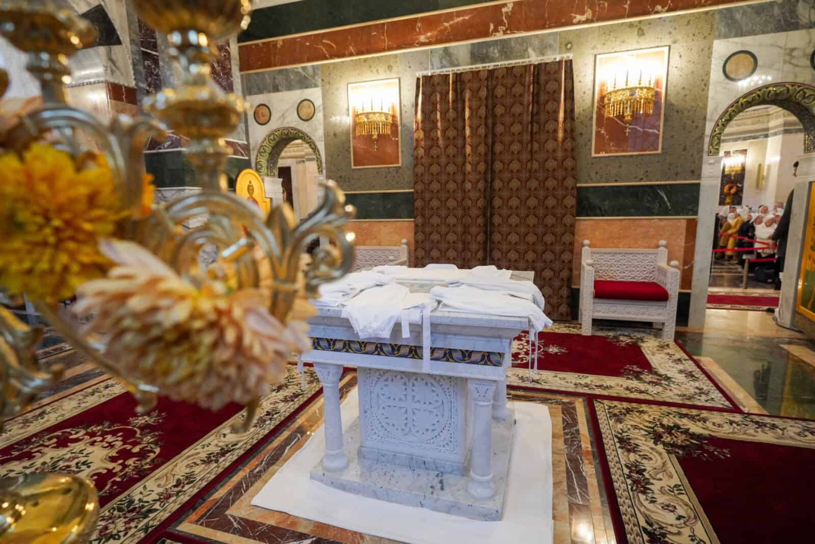 Престол — мрамор
